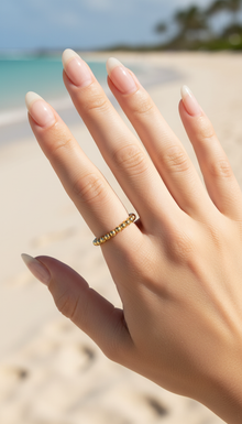 Anillo de oro fino y delicado apilable