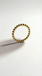 Anillo de oro fino y delicado apilable