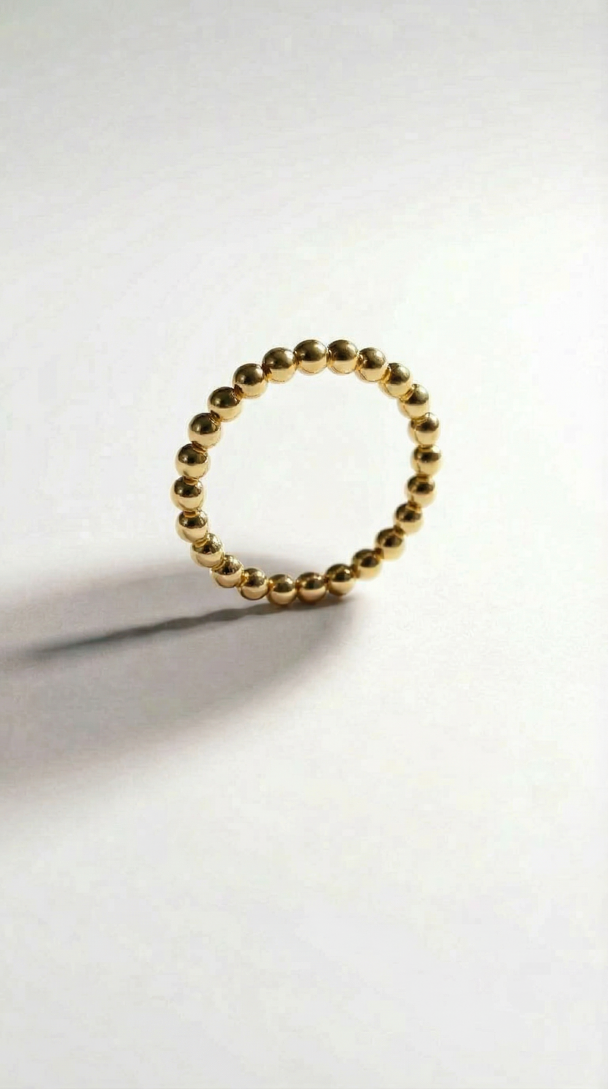 Anillo de oro fino y delicado apilable