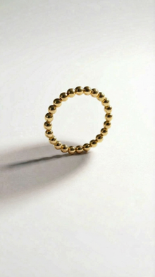 Anillo de oro fino y delicado apilable